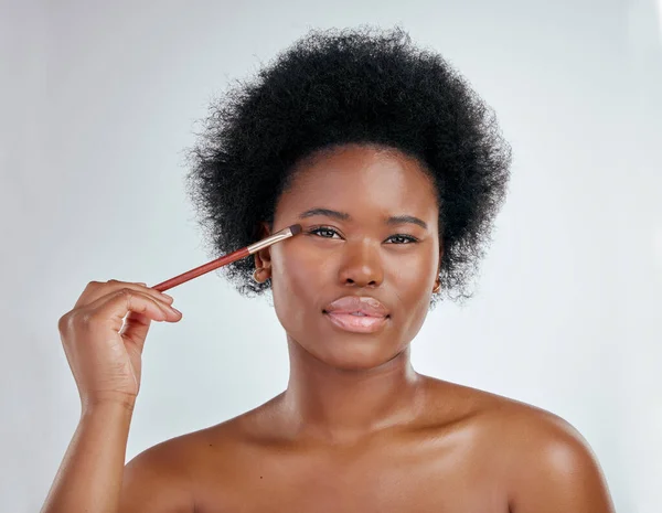 白いスタジオの背景に対するスキンケアの美しさのための黒い女性 肖像画および構造のブラシ アフリカの女性の顔 目の製品 化粧品 または顔の治療のためのラッシュを適用する — ストック写真
