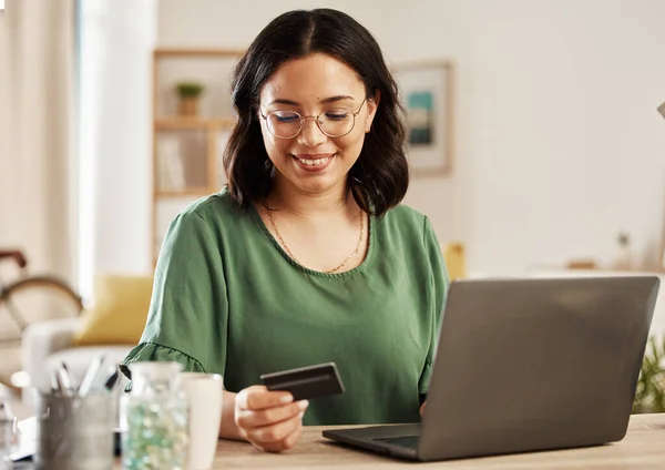 Online Winkelen Laptop Creditcard Vrouw Aan Tafel Woonkamer Voor Internet — Stockfoto