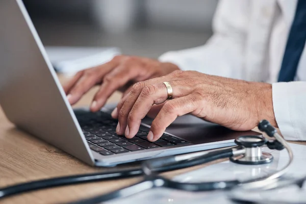 Médico Mãos Laptop Para Pesquisa Saúde Gestão Hospitalar Administração Planejamento — Fotografia de Stock