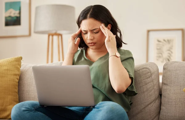 Frau Haus Und Kopfschmerzen Mit Laptop Lernen Und Fernarbeits Stress — Stockfoto