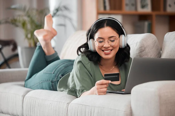 Γυναίκα Πιστωτική Κάρτα Και Ακουστικά Στον Υπολογιστή Online Ψώνια Μάθηση — Φωτογραφία Αρχείου