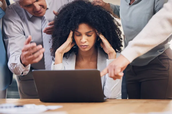 Stress Chaos Und Schwarze Frau Mit Kopfschmerzen Durch Multitasking Arbeitsbelastung — Stockfoto