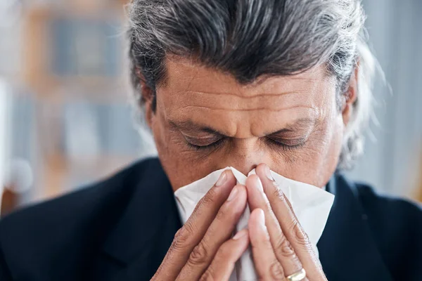 Hombre Negocios Enfermo Cara Nariz Sonada Oficina Por Resfriado Alergias —  Fotos de Stock