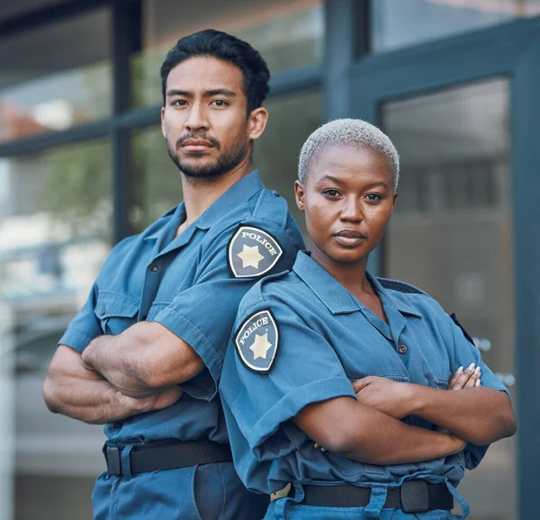 Portrét Vážné Zkřížené Ruce Policií Stojící Venku Městě Pro Vymáhání — Stock fotografie