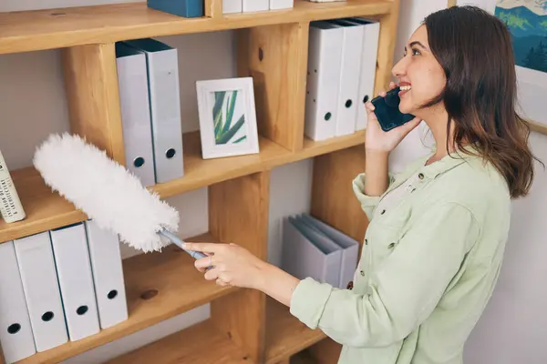 Limpieza Llamada Telefónica Polvo Con Mujer Oficina Para Servicio Limpieza —  Fotos de Stock