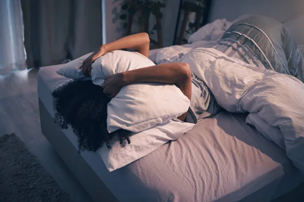 Спальня Безсоння Жінка Подушкою Обличчі Втомилися Розчаровані Стресом Кошмаром Або — стокове фото