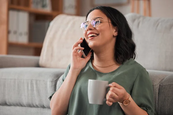 Kadın Kahve Telefon Iletişim Iletişim Sohbet Için Oturma Odasına Mutlu — Stok fotoğraf