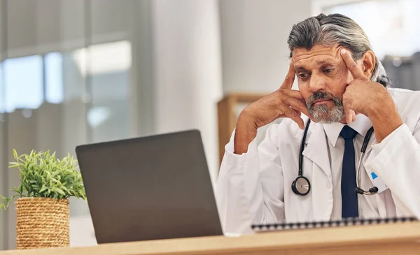 Starszy Lekarz Laptop Ból Głowy Stresem Usterka 404 Lub Problemy — Zdjęcie stockowe