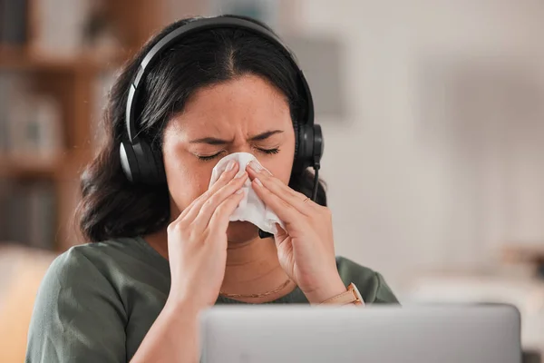 Kobieta Chory Dmuchanie Nosa Pracy Domowego Biura Alergii Zimny Wirus — Zdjęcie stockowe