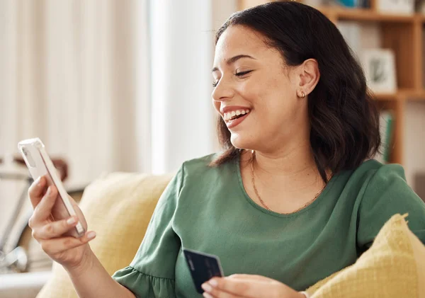 Telefon Kredi Kartı Kadın Online Alışveriş Bankacılık Ile Gülüyor Nternet — Stok fotoğraf