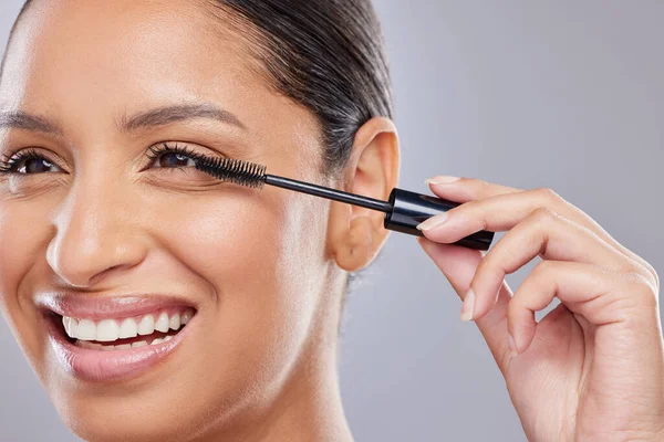 Makeup Mascara Happy Woman Brush Studio Beauty Cosmetics Application Grey — Stock Photo, Image