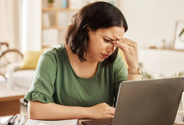 Kvinna Hem Och Huvudvärk Med Laptop Glitch Och Fjärrarbete Stress — Stockfoto