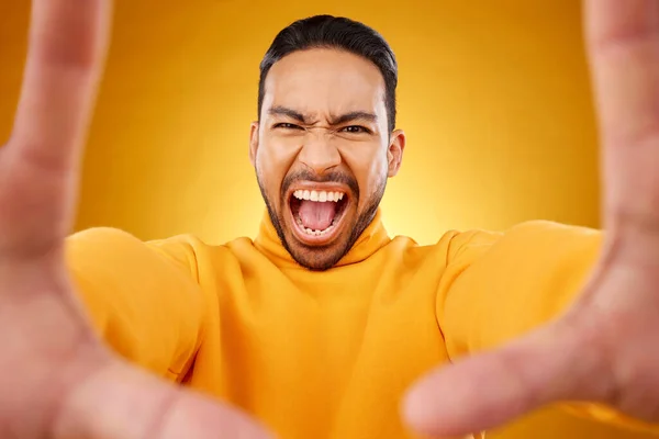 Shouting Portrait Selfie Angry Man Studio Isolated Yellow Background Face — Stock Photo, Image