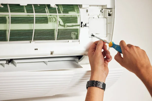 Onderhoud Airconditioner Handen Van Mens Met Schroevendraaier Voor Probleemoplossing Machine — Stockfoto