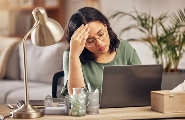 Fjärrarbete Hemifrån Laptop Och Kvinna Med Huvudvärk Stress Och Utmattad — Stockfoto