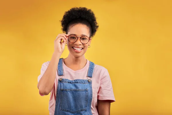 Portret Bril Glimlach Met Een Zwarte Vrouw Een Gele Achtergrond — Stockfoto