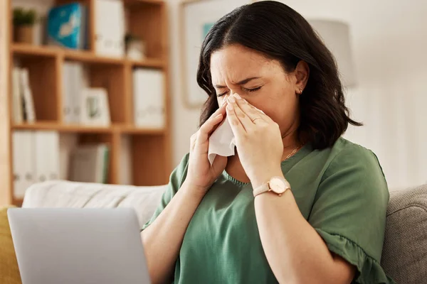 Praca Zdalna Laptop Chora Kobieta Kanapie Grypą Przeziębieniem Lub Infekcją — Zdjęcie stockowe