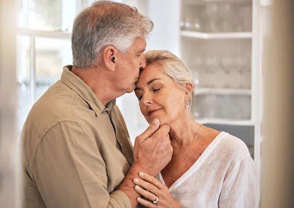 Huis Kus Senior Paar Met Liefde Toewijding Terwijl Samen Voor — Stockfoto