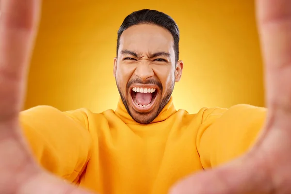 Gritando Retrato Selfie Hombre Enojado Estudio Aislado Sobre Fondo Amarillo — Foto de Stock
