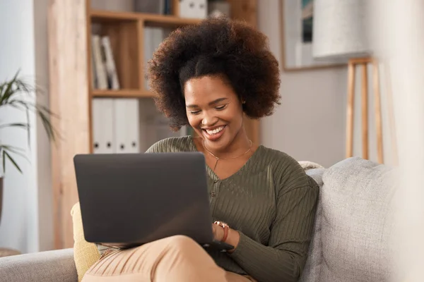 Afrikaanse Vrouw Laptop Werk Afstand Huis Woonkamer Download Media Abonnement — Stockfoto