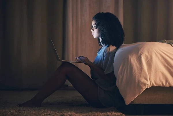 Łóżko Laptop Kobieta Pisząc Nocy Stronie Internetowej Online Social Media — Zdjęcie stockowe