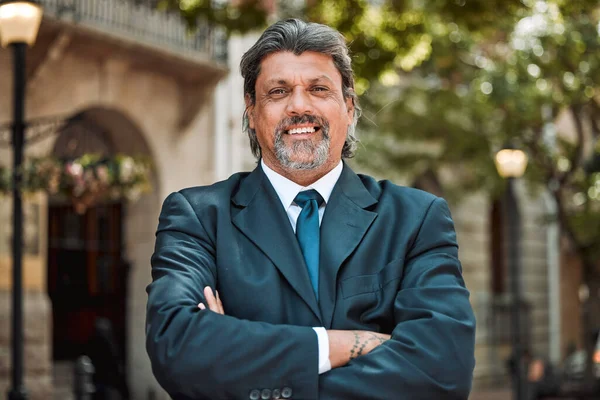 Hombre Mayor Ejecutivo Con Los Brazos Cruzados Sonrisa Retrato Aire — Foto de Stock