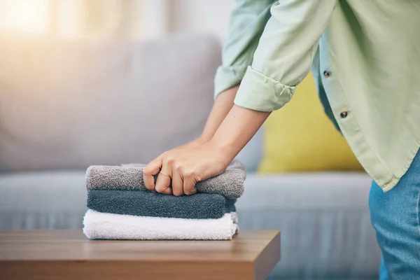 Mãos Casa Lavanderia Mesa Sala Estar Para Higiene Limpeza Dobramento — Fotografia de Stock