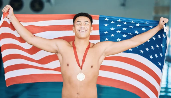 与水球运动员的肖像 获奖者和金牌 庆祝在一个体育赛事中的成功 胜利和旗帜 伴随着快乐的美国运动员在领奖台上欢呼胜利 — 图库照片