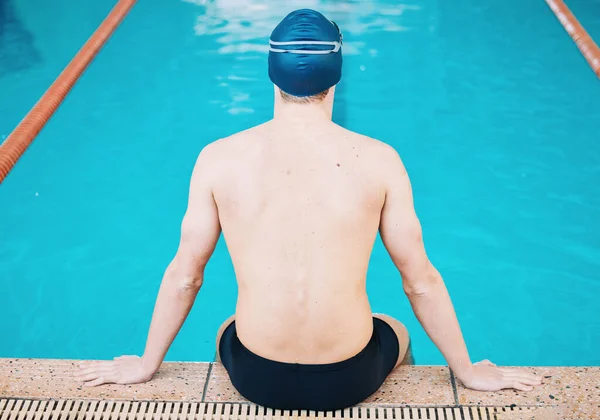 体育和男子在游泳池中进行训练 竞赛和水中锻炼 职业游泳运动员 健美和背靠背的男子为追求健康而进行挑战 锻炼和表演 — 图库照片