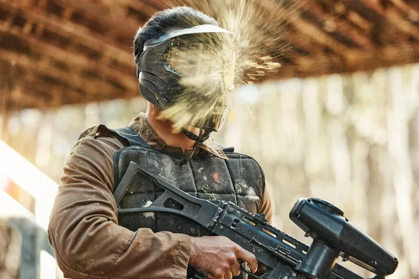 Пейнтбольная Пушка Человек Брызги Маске Стрельба Цель Атакой Стратегией Снаряжением — стоковое фото