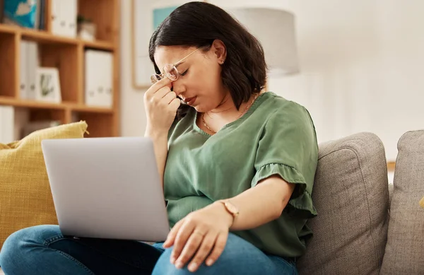 Frau Haus Und Kopfschmerzen Mit Burnout Mit Laptop Und Arbeitsstress — Stockfoto