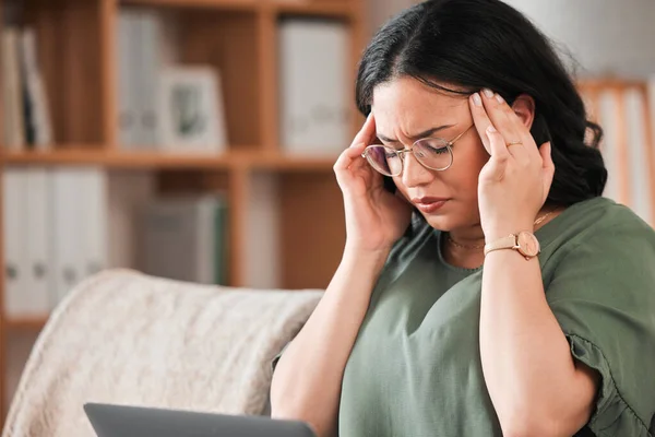 Stress Kopfschmerzen Und Eine Frau Ihrem Wohnzimmer Die Einem Laptop — Stockfoto