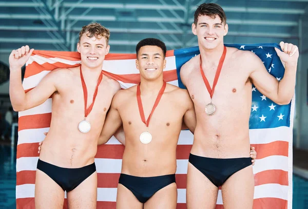 获奖者 金牌和美国水球队在体育赛事中庆祝胜利 在领奖台上 胜利和国旗 与全国自豪的快乐的男性运动员共同庆祝胜利 — 图库照片