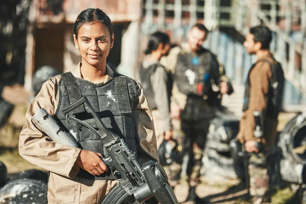 Γυναίκα Πορτραίτο Και Paintball Όπλο Για Μάχη Και Στρατιωτική Εκπαίδευση — Φωτογραφία Αρχείου