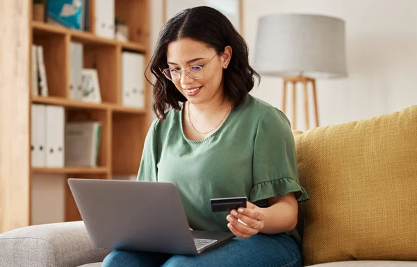 Nternetten Alışveriş Dizüstü Bilgisayar Kredi Kartı Evdeki Internet Bankacılığı Uygulaması — Stok fotoğraf