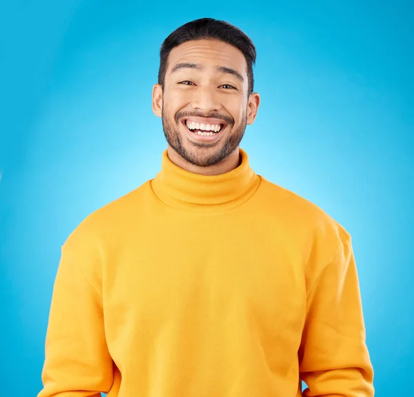 Gülüş Portre Mutlu Asyalı Adam Stüdyoda Mavi Arka Planda Espri — Stok fotoğraf