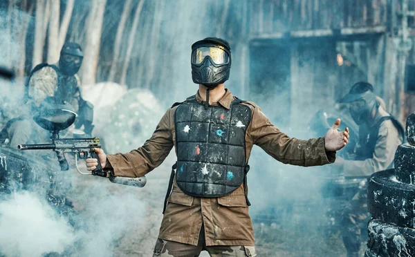 Paintball Gun Man Oorlog Spel Met Masker Camouflage Kleding Uitrusting — Stockfoto