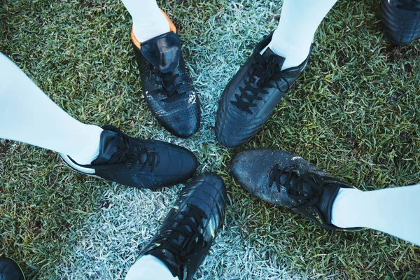 Футбол Спортивная Обувь Совместная Работа Людьми Травяном Поле Мотивации Соревнования — стоковое фото