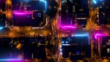 Şehir, sokak ve gece. Binaların hareketlerini, gelişimlerini ve zamanlarını gösteren hava manzaralı. Metro, cbd ve üstü karayolu altyapı, otoyol ve ulaşım için neon, hız ve trafik.