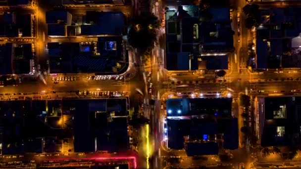 Місто Над Рухом Ніччю Освітлює Будівлі Переміщення Розвитку Або Теммелапсу — стокове відео