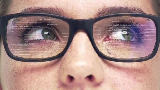 Kadın Kontrolü Gözlük Bilgisayar Verilerine Bakan Kişinin Kod Yansıması Gözler — Stok video