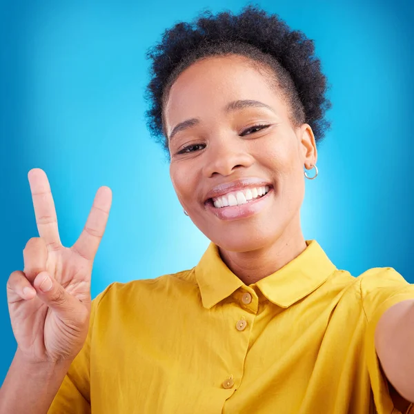 Mujer Feliz Sonrisa Retrato Signo Paz Para Selfie Fotografía Memoria —  Fotos de Stock