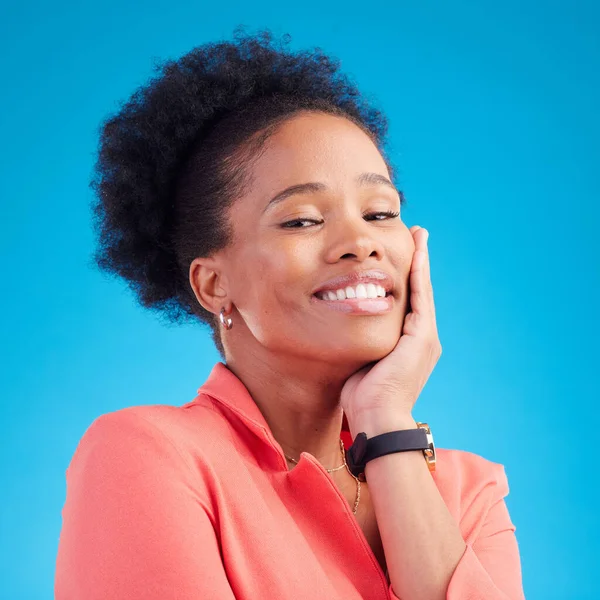 プロフェッショナル クリエイティブ プライドのためのスタジオで黒人女性の肖像画とハッピー 笑顔とビジネス 自信を持って青い背景に女性従業員との起業家 キャリア — ストック写真
