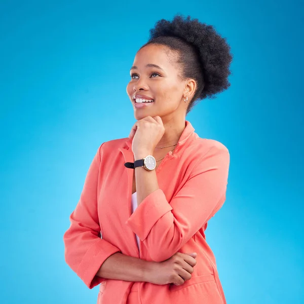 ビジョン ブレインストーミングのためのスタジオで黒人女性と考え ビジネス 起業家 レビュー 決定のための青い背景に従業員とソリューション アイデア 創造性 — ストック写真