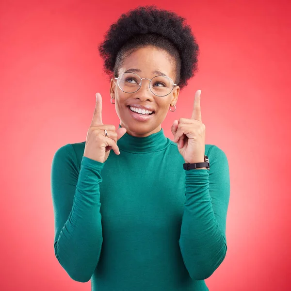 Omhoog Kijkend Zwarte Vrouw Hand Wijzend Studio Voor Aankondiging Deal — Stockfoto