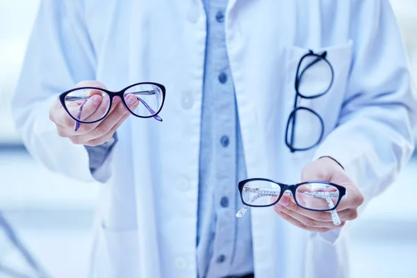 Gözlük Seçim Optometrist Klinikte Gözlüklü Eller Görüş Tasarımcı Çerçeveli Reçeteli — Stok fotoğraf