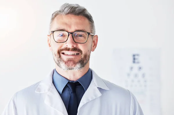 Senior Man Optiker Och Porträtt Vision Och Glasögon Med Ögonklinik — Stockfoto
