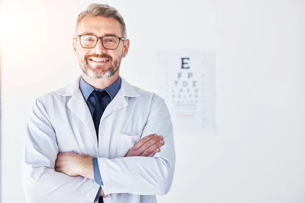 Senior Man Optometrist Portret Armen Gekruist Glimlach Oogzorg Kliniek Gezondheidszorg — Stockfoto