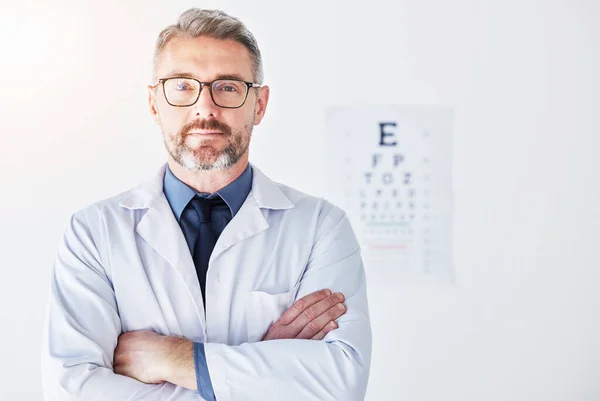 Uomo Anziano Braccia Incrociate Con Optometrista Ritratto Visione Occhiali Clinica — Foto Stock