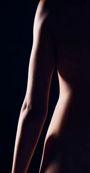 관능적 유혹과 에로틱 실루엣을위한 배경에 섹시한 매혹적인 화장품 빛을위한 어두운 — 스톡 사진